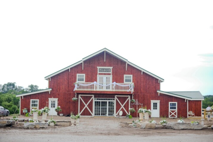 bessie's barn iowa barn wedding venue