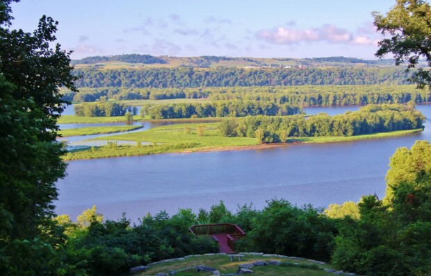 whispering bluffs winery